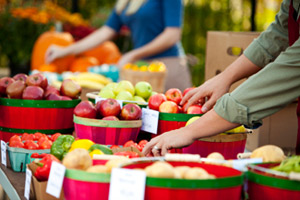 Kaufen Sie Früchte und Gemüse regional, aber vor allem saisonal ein.