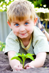 Gärtnern, Obst-, Gemüse-Anbau und -Ernte macht auch Kindern Spaß.