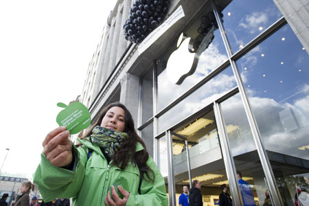 Aktionen vor dem Apple Store in Hamburg: Apple soll grüner werden.