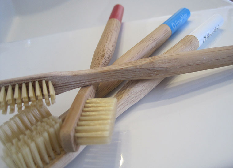 Plastikfreie Alternative: Zahnbürsten aus Holz