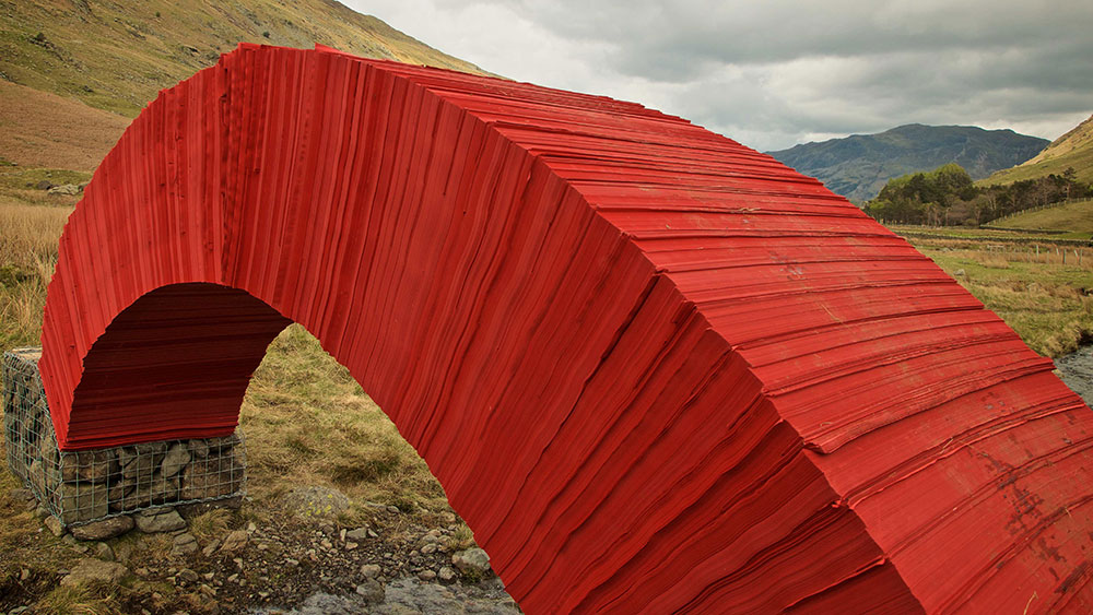 Walking on Paper - Die rote Papierbrücke