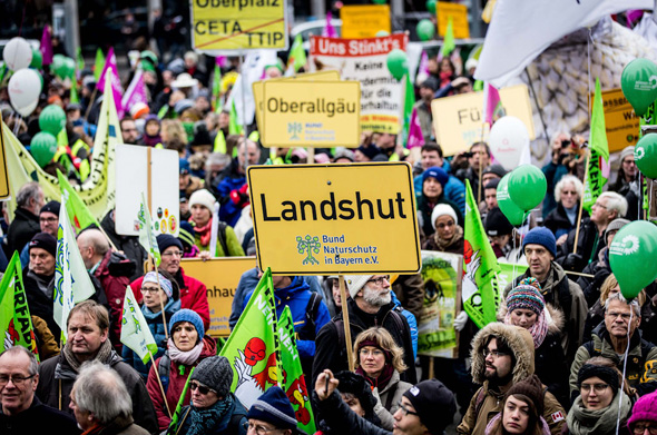 Im Rahmen einer großen Demo in Berlin forderten tausende Umweltschützer lautstark eine bäuerliche Landwirtschaft und eine ökologische Agrarpolitik.