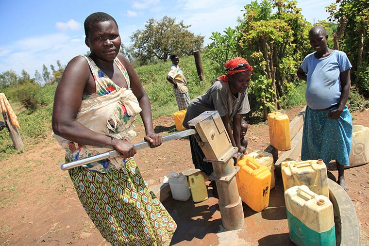 Afrikanische Frauen holen Wasser