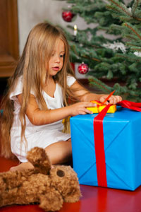 Kindern nur geprüftes Spielzeug schenken, so können nachhaltige Weihnachten kommen.