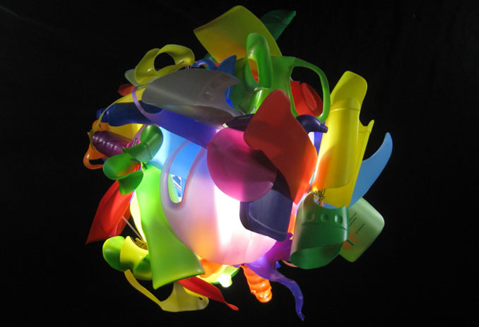 Aus altem Plastikmüll entstehen bunte, einzigartige Lampenschirme © World of Eve