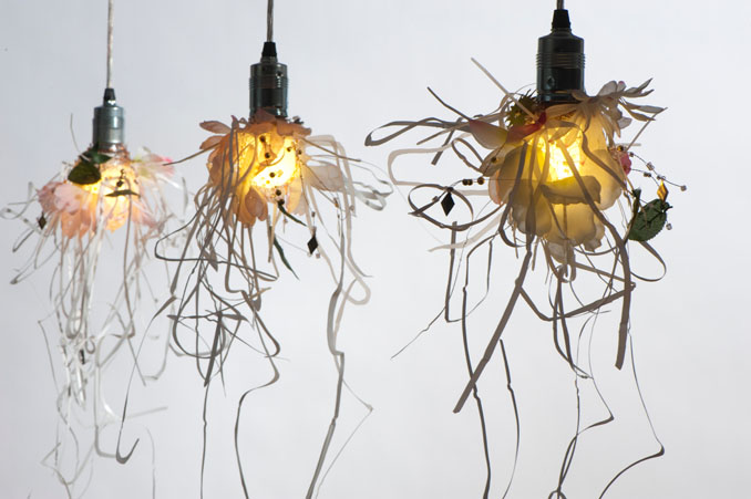 Die Lampen entstehen in Handarbeit aus gesammeltem Plastikmüll © World of Eve