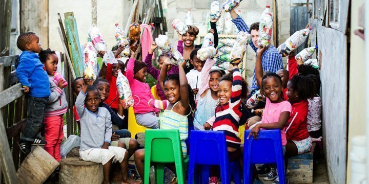 Vorbildliches Recycling-Projekt: Mit Plastik Schulen bauen