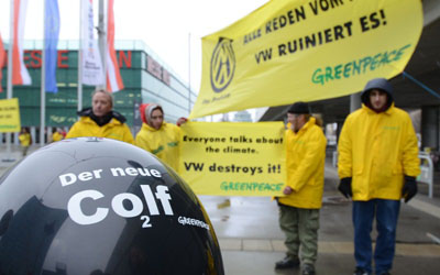 Greenpeace demonstriert gegen Volkswagen Co2lf