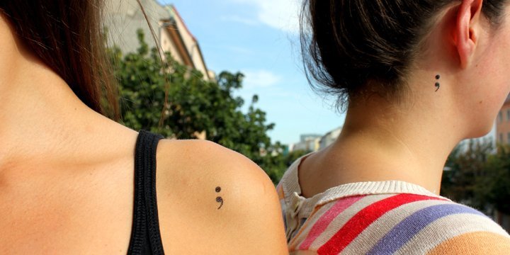Suizidprävention: Semikolon als temporäres Tattoo-Motiv