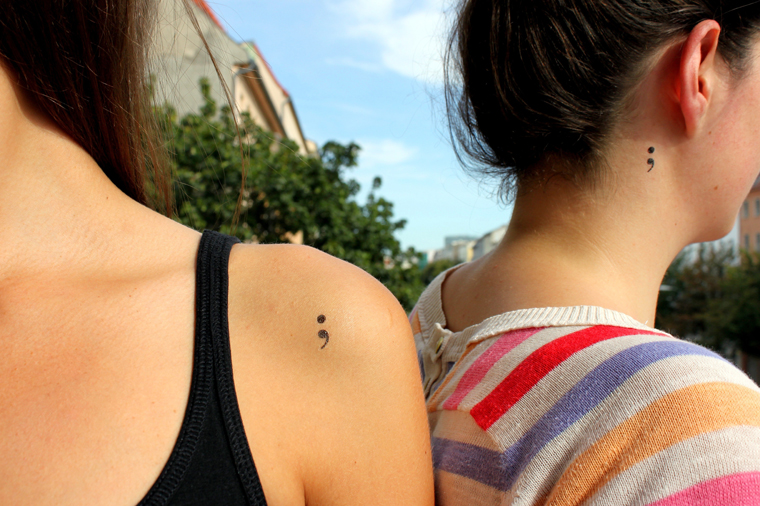 Viele folgen dem Beispiel Amy Bleuels und lassen sich ebenfalls symbolisch ein Semikolon als Tattoo stechen.