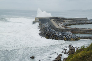 Wellenkraftwerke nutzen die Wasserkraft für eine alternative Stromerzeugung.