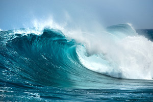 Die Wasserkraft der Wellen erzeugt nachhaltige Energie.