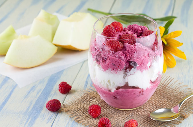 Frozen Joghurt mit Früchten als leckere Alternative