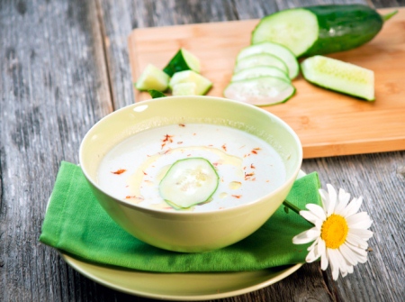 Rezept für Kalte Gurken-Suppe und Gurken-Schmorgemüse