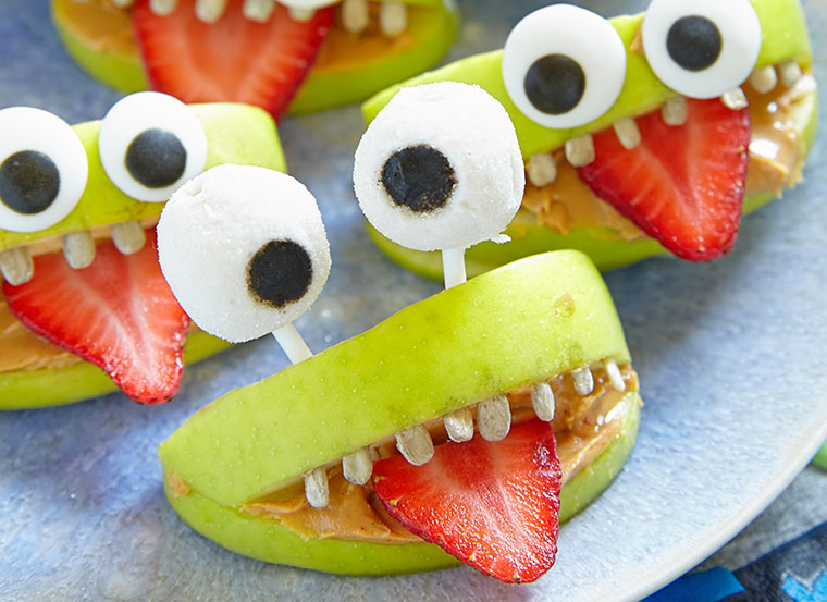 Die gruseligen Apfel-Erdbeer-Monster bringen garantiert echten Halloween-Spaß.