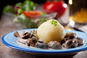 Kartoffel-Klöße mit Majoran und dazu ein Pilzragout: Lecker und nachhaltig.