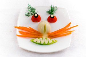 Gemüse für Kinder lustig anrichten animiert zum gesunden Essen.
