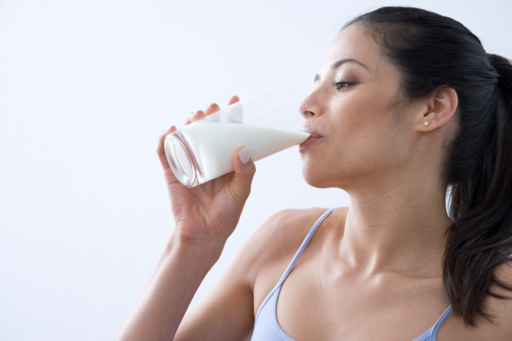 Milch schmeckt gut und enthält viele Aminosäuren. ©Purestock/Thinkstock