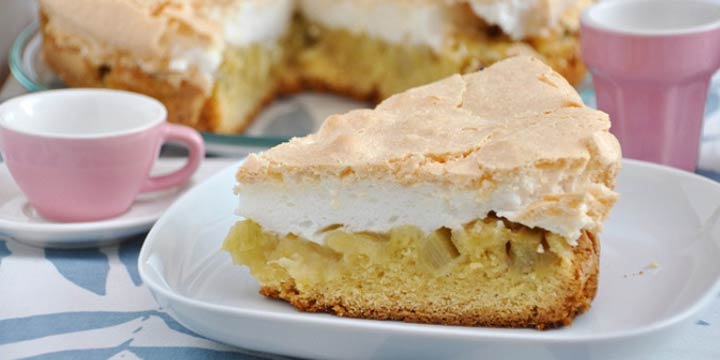 Köstlicher Blechkuchen wie bei Oma: Rezept für Rhabarberkuchen mit Hefeteig und Baiser
