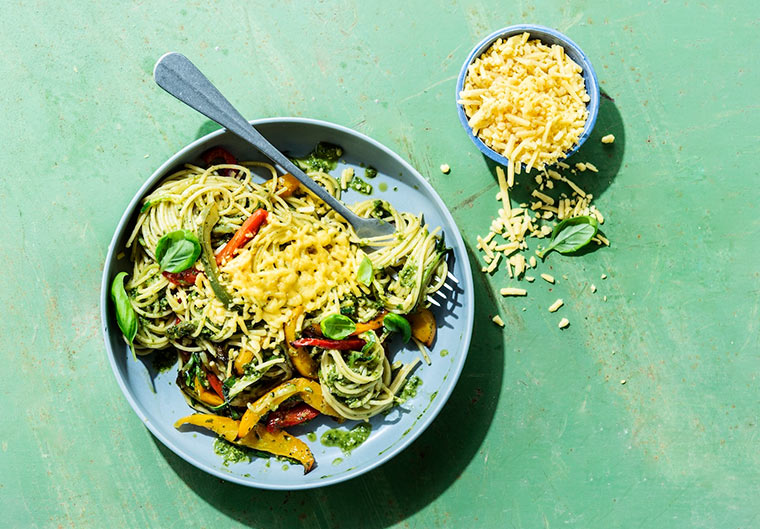 Spaghetti mit Cashew-Pesto, gerösteter Paprika und veganem Reibekäse 