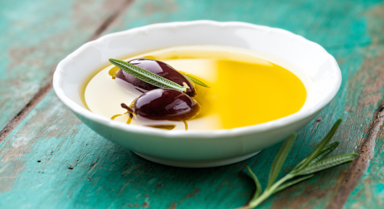 Olivenöl in einer Supper: Welche Speiseöle sind wirklich gesund?