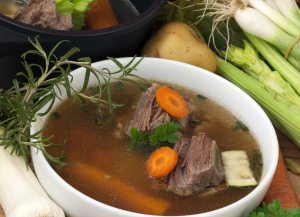 Selbstgemachte Suppe: Lecker und gesund essen. Rezept Rinderbrühe