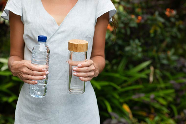 Wasser aus Plastik- und Glasflasche
