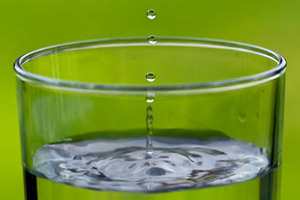 Sauberes Trinkwasser braucht die Installation der richtigen Wasser-Leitung.