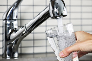 Das Wasser aus dem Hahn gelangt heute meist durch Kunststoffrohre in Ihr Haus.