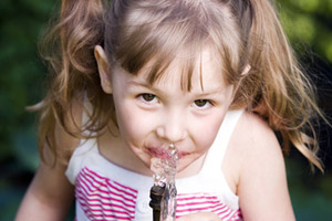 Auch Kinder können Dank Richtlinien und Verordnungen das Trinkwasser in Deutschland bedenkenlos geniessen.