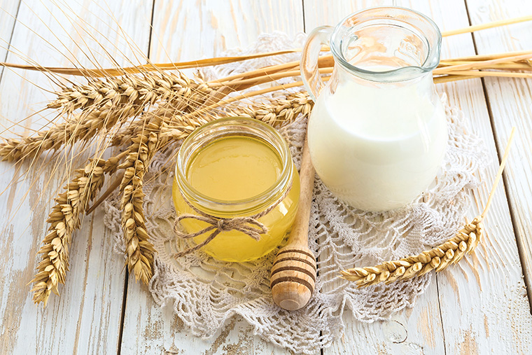 Durch Honig oder Ahornsirup wird die Hafermilch angenehm süßlich.