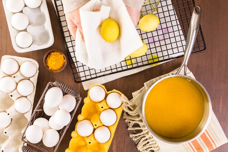 Ostereier natürlich gelb färben - Einfache Anleitung zum Nachmachen