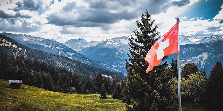 Leben und arbeiten in der Schweiz: Klischees unter der Lupe