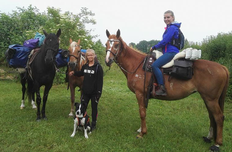 Zwei junge Frauen reisen per Pferd von Berlin nach Spanien