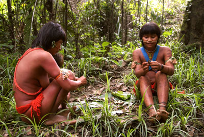 Bei den Yanomami gehen sowohl Männer als auch Frauen fischen. Nach einem gemeinschaftlichen Angelausflug nehmen die Yanomami Frauen den Fisch aus.