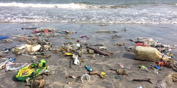 Müll im Meer: Wer möchte an diesem Strand baden?
