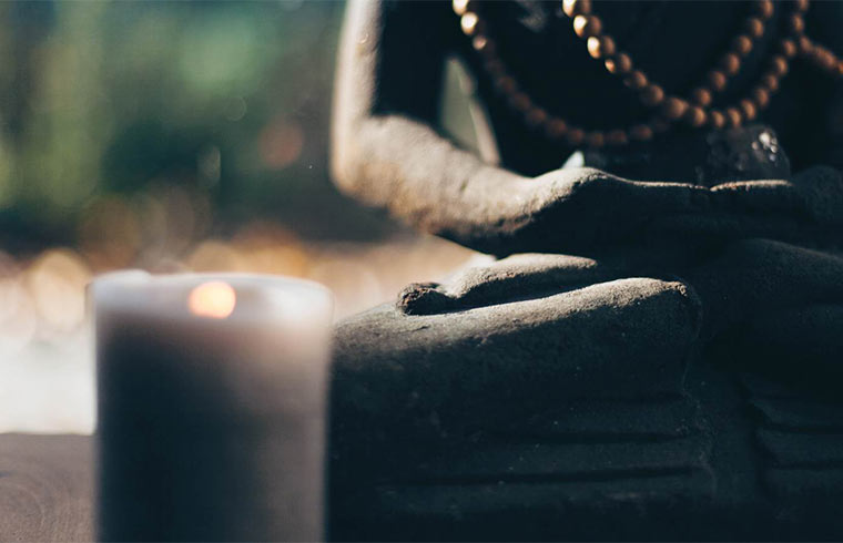 Buddha mit Kerze