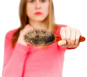 Haarausfall bei Frauen: mit natürlichen Hausmitteln stoppen