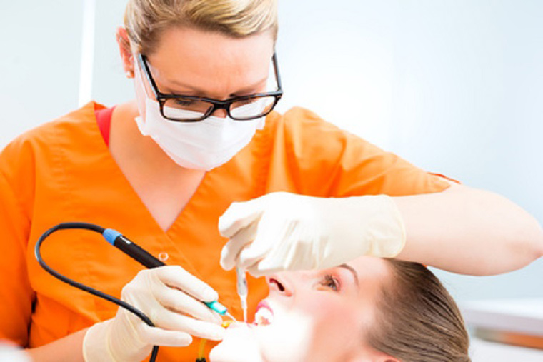 Eine professionelle Zahnreinigung tut nicht weh und hat viele Vorteile - mindestens einmal im Jahr sollte sie durchgeführt werden.