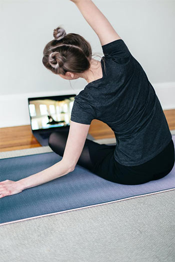 Mit einem Onlinekurs Yoga zu Hause trainieren