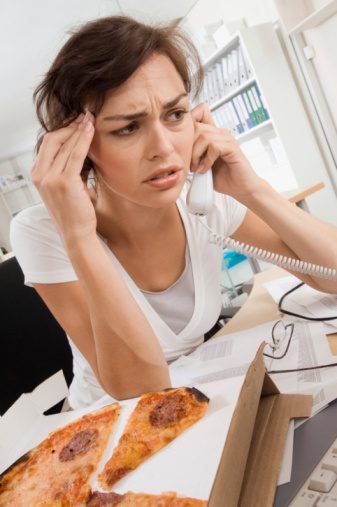 Die Mahlzeit am Arbeitsplatz: Stressbedingt essen und dabei in etwas 