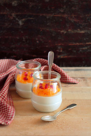 Ein leckerer Snack aus Joghurt, Khaki und Granatapfel reguliert das Säure-Level ©iStockphoto