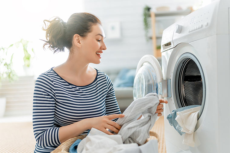 Wäsche in Waschmaschine