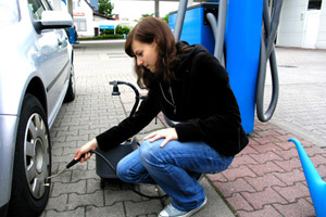 Der richtige Reifendruck sorgt für niedrigeren Benzinverbrauch.