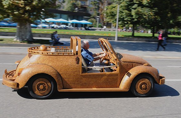 VW Käfer aus Holz bei der Motorshow Essen 2013