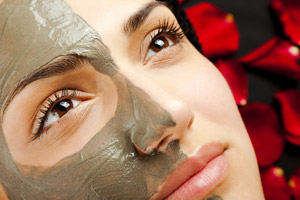 Eine Gesichtsmaske aus Papaya und Kiwis erfrischt die Haut. 