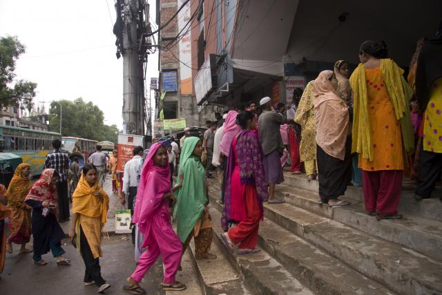 Wer nicht um 8 Uhr morgens pünktlich zur Arbeit erscheint, bekommt wichtige Boni nicht ausbezahlt und hat noch weniger Gehalt als so schon... © Taslima Akhter/Clean Clothes Campaign