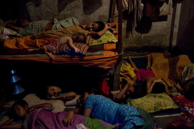 Normalzustand: Mehr als ein Zimmer kann sich selbst ein Großfamilie in Ländern wie Bangladesh nicht leisten. Hier sind es 11 Personen, die in einem Mini-Zimmer leben. Oder besser hausen. Auch dank einer 'Geiz ist geil!'-Mentalität in der westlichen Welt. © Taslima Akhter/Clean Clothes Campaign