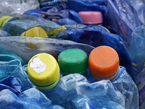 Einwegflaschen landen im Müll und schaden der Umwelt. ©Boris Khamitsevich/iStock/Thinkstock