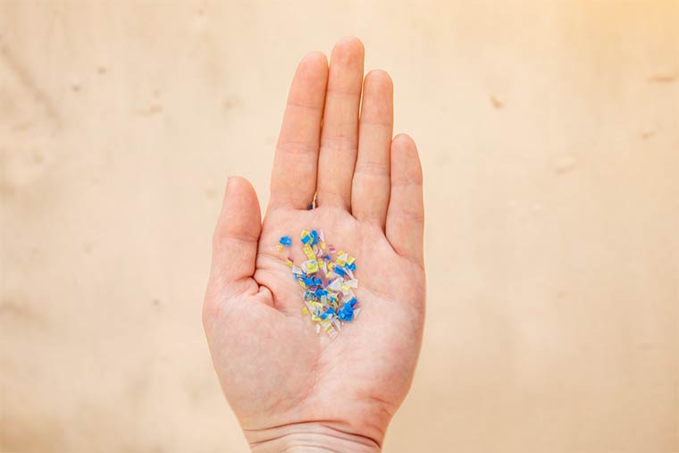 Mikroplastik in einer Hand